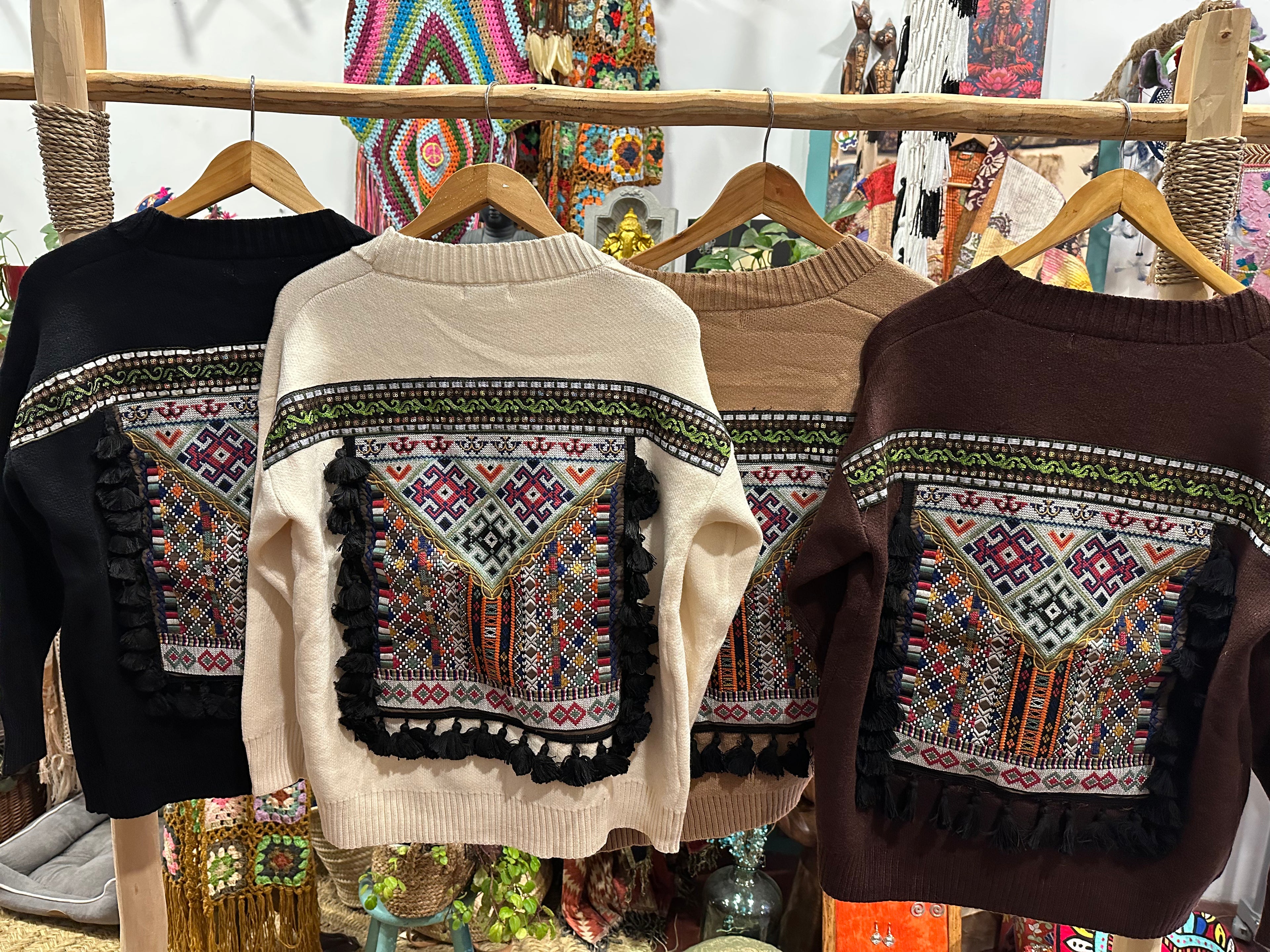 Chaqueta con parches bordados artesanales estilo boho hippie