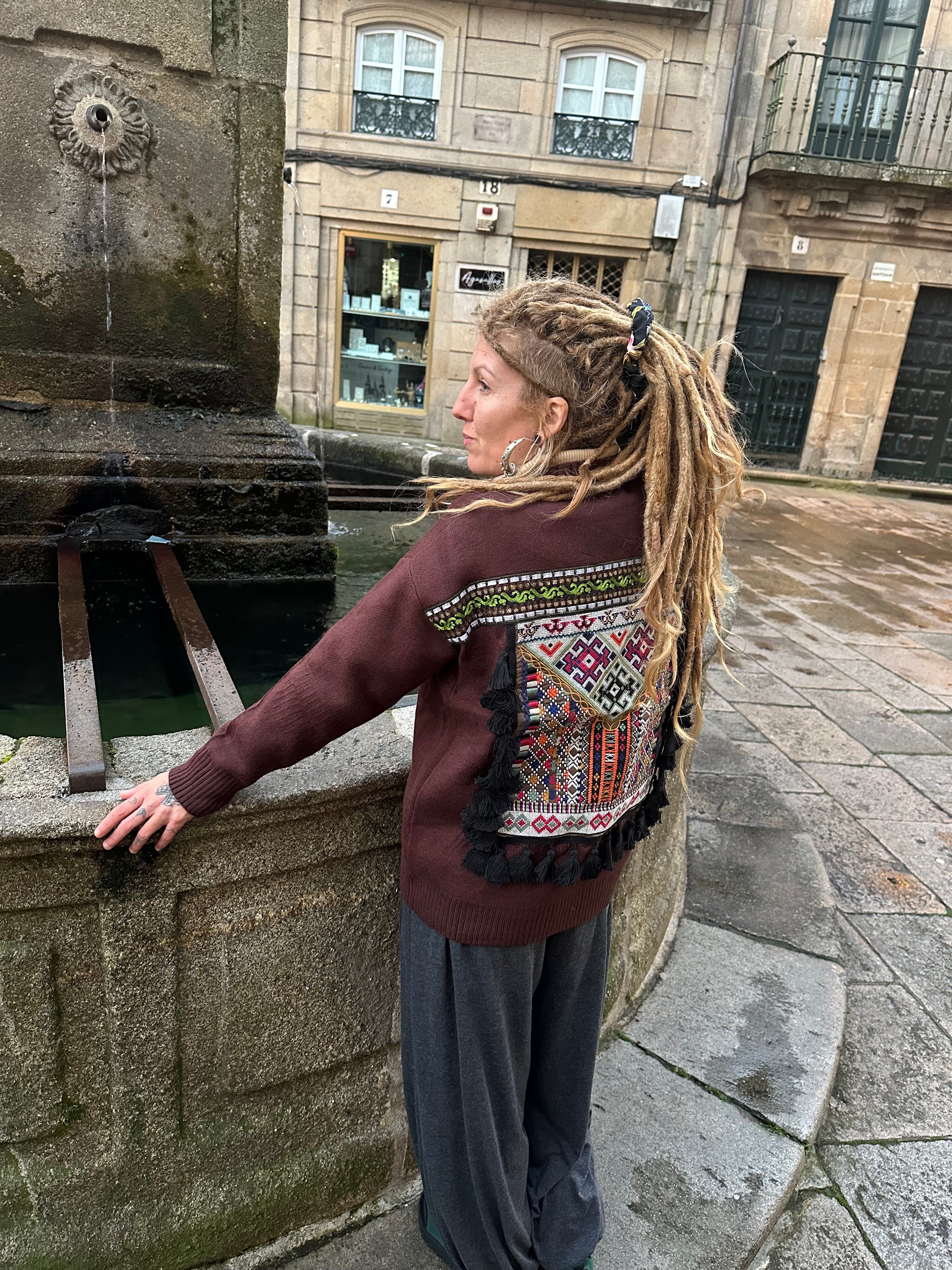 Chaqueta con parches bordados artesanales estilo boho hippieS
