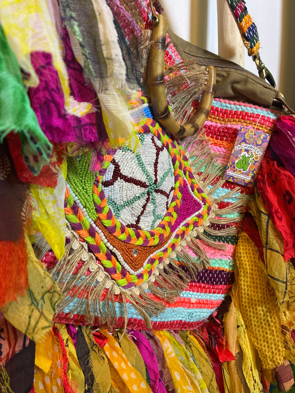 Bolso boho multicolor con asa y flecos