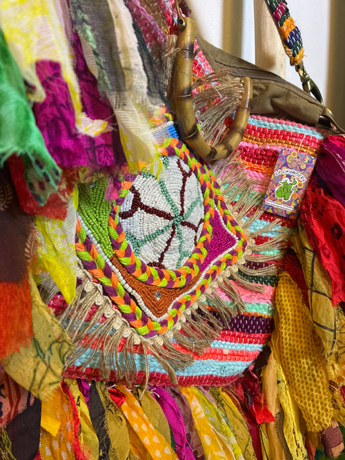 Bolso boho multicolor con asa y flecos