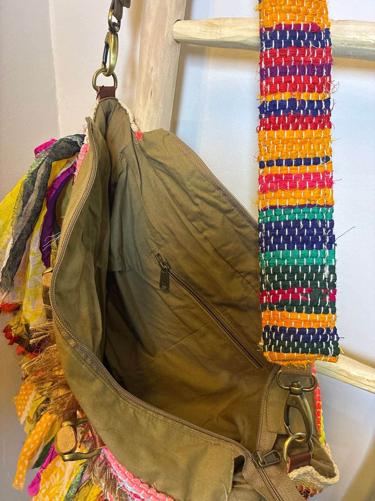 Bolso boho multicolor con asa y flecos