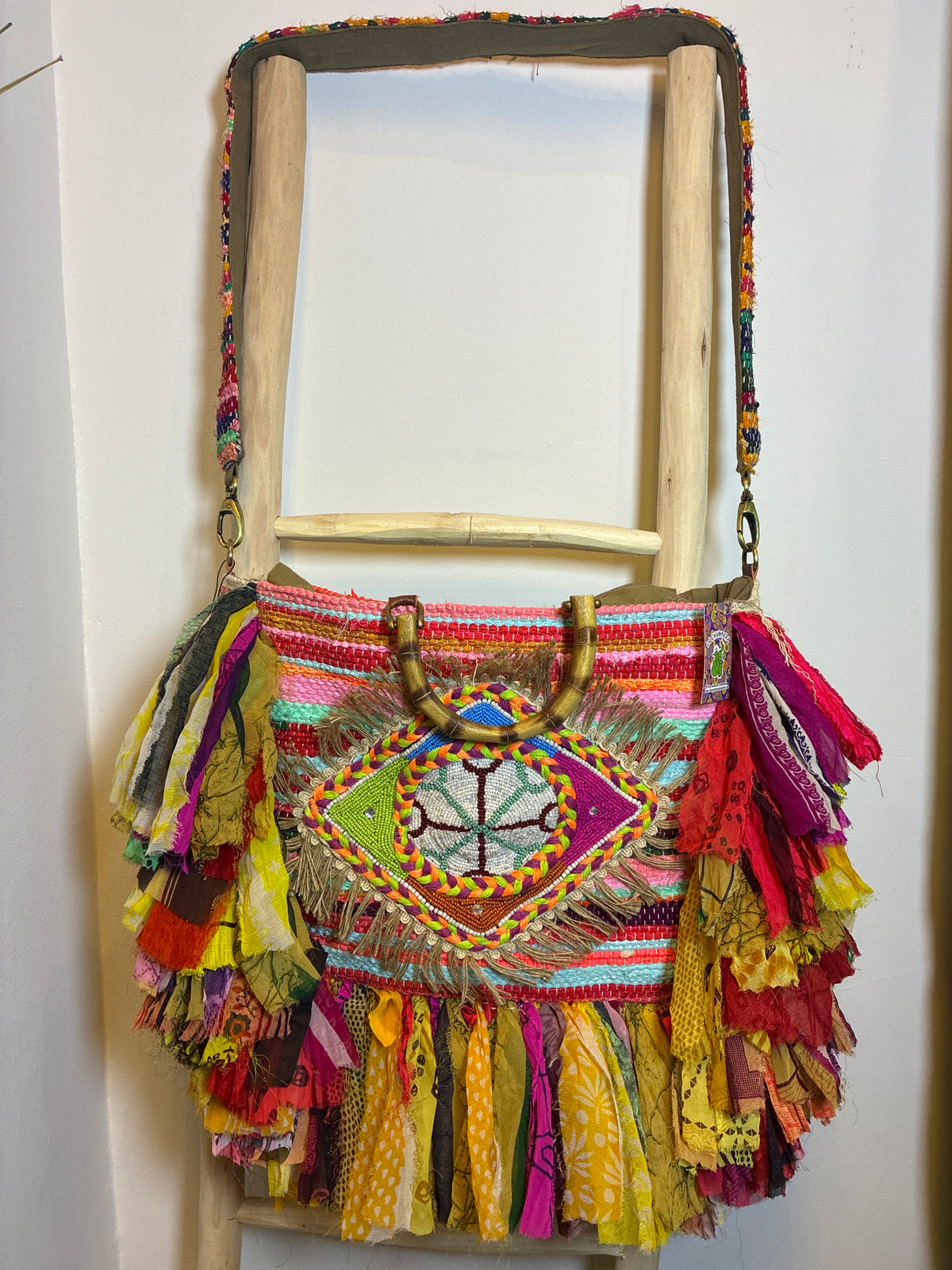 Bolso boho multicolor con asa y flecos