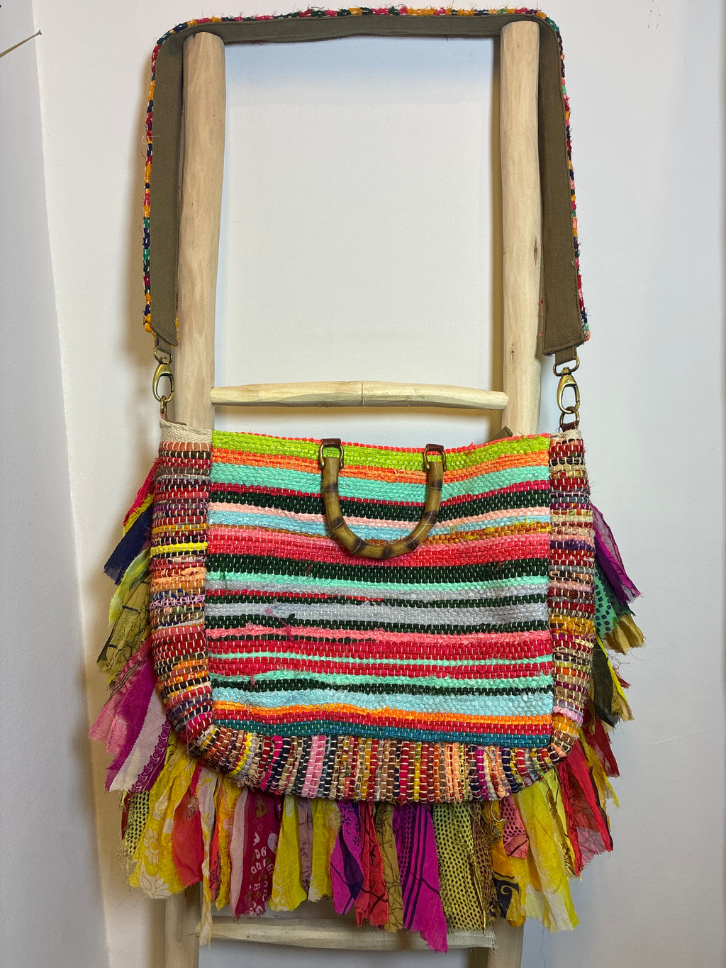 Bolso boho multicolor con asa y flecos