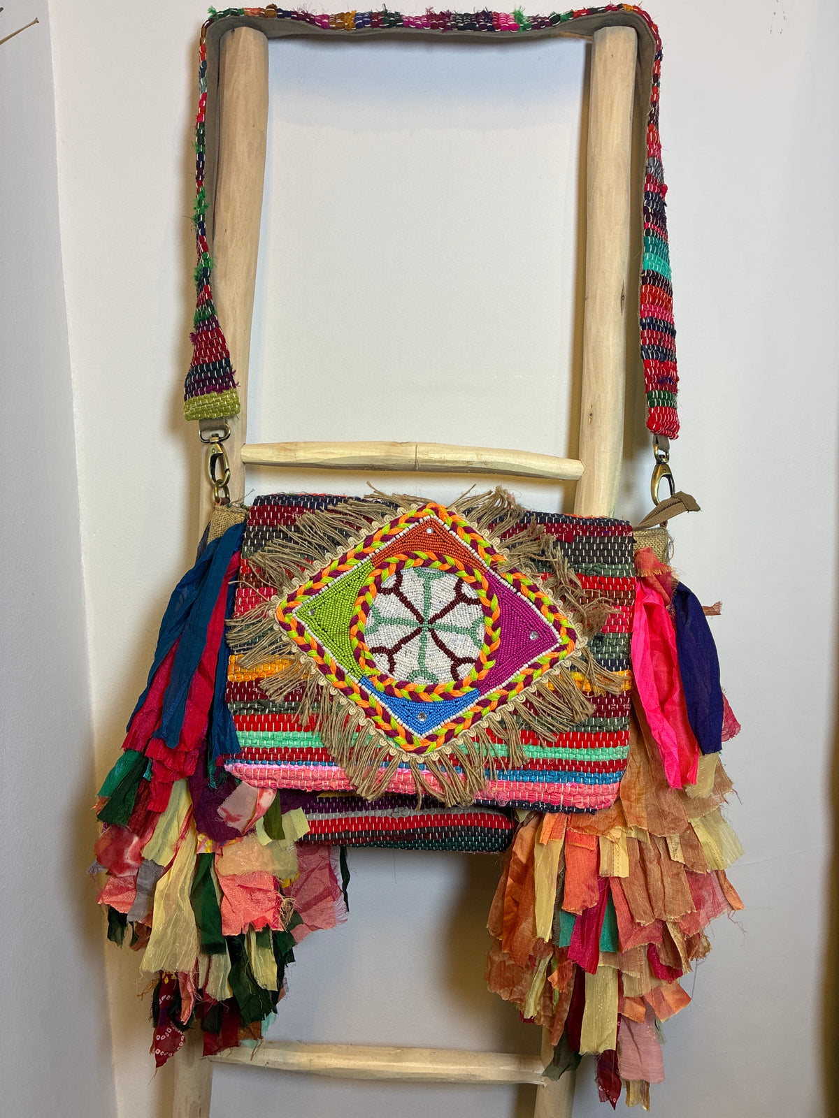 Bolso boho multicolor con asa y flecos