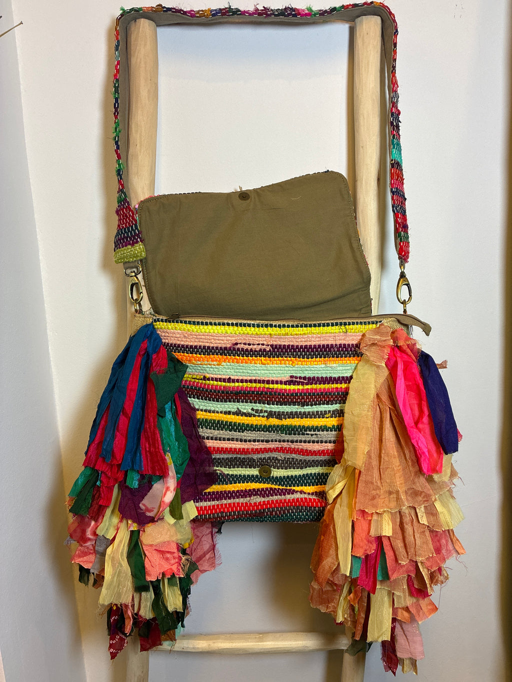Bolso boho multicolor con asa y flecos
