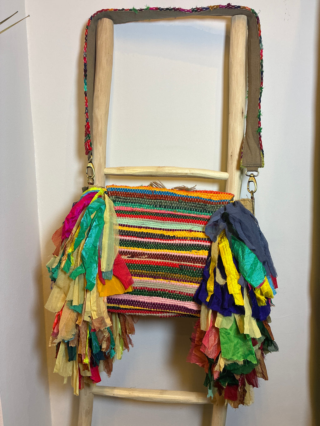 Bolso boho multicolor con asa y flecos