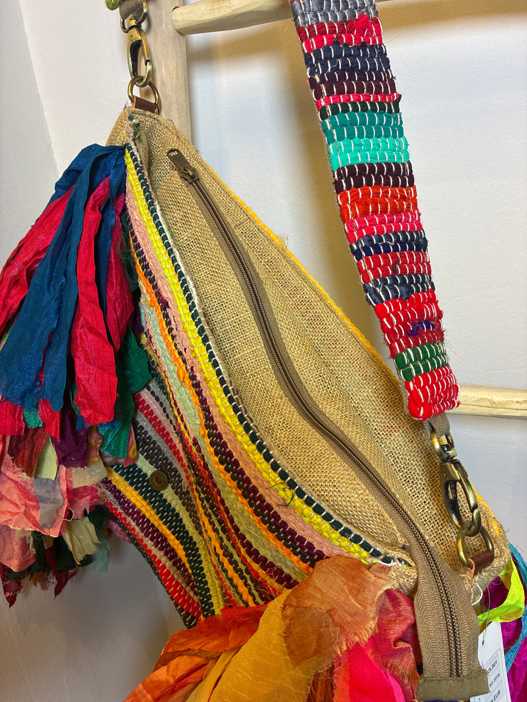 Bolso boho multicolor con asa y flecos