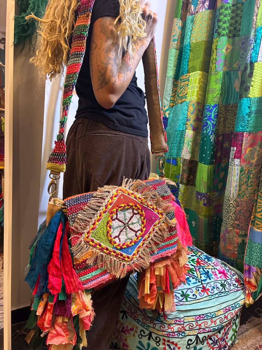 Bolso boho multicolor con asa y flecos