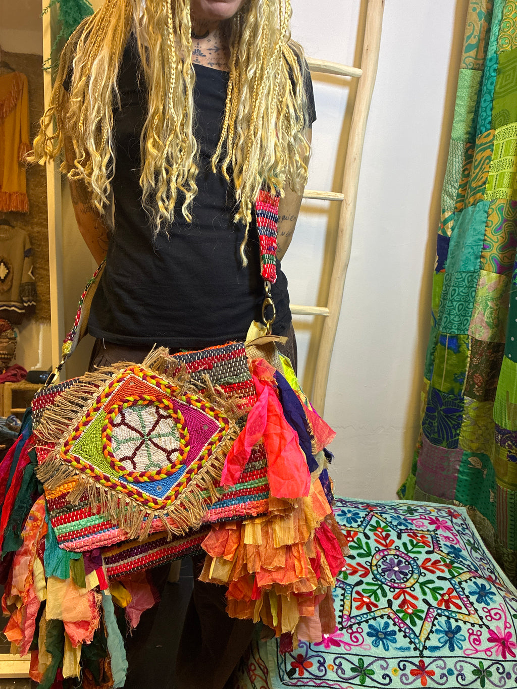 Bolso boho multicolor con asa y flecos