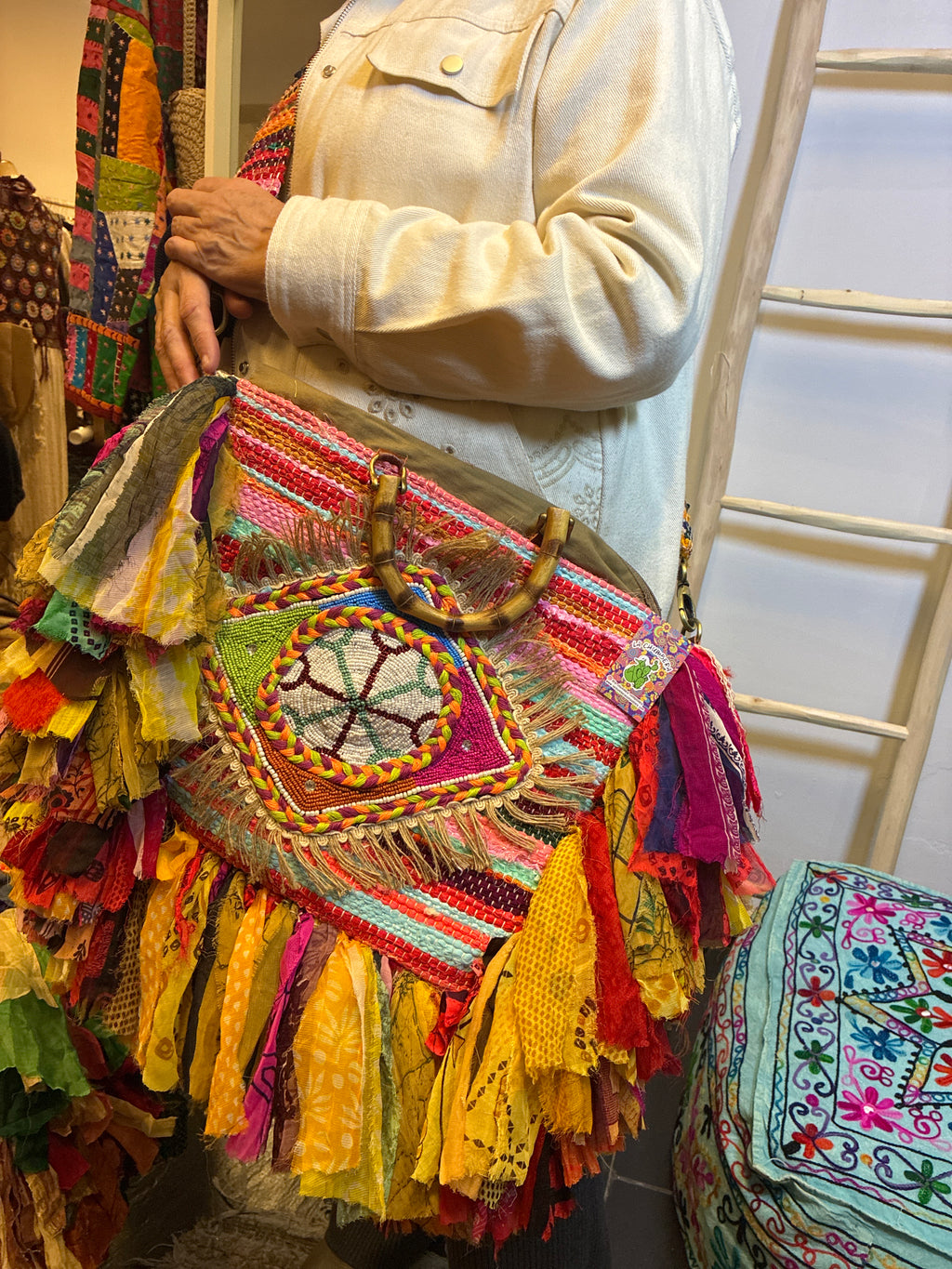 Bolso boho multicolor con asa y flecos