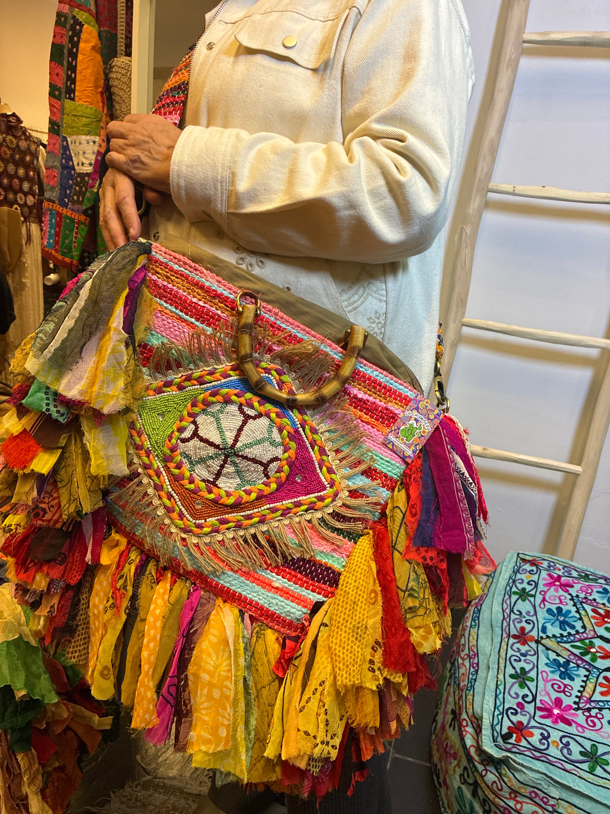 Bolso boho multicolor con asa y flecos