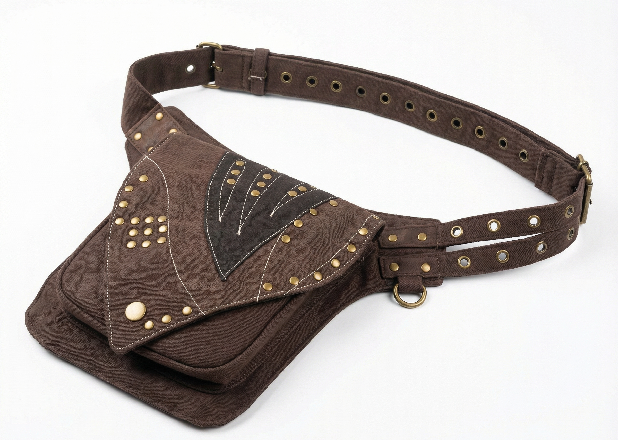Riñonera marrón con bordados geométricos y tachuelas decorativas estilo urbano